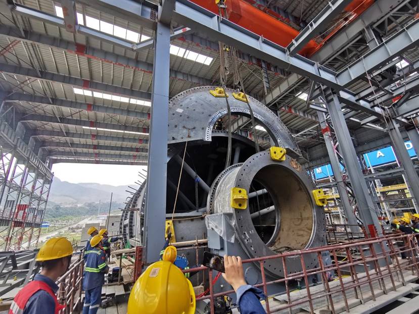 米拉多銅礦二期磨礦廠房四系列球磨機回轉(zhuǎn)部分安裝完成 米拉多銅礦二期磨礦廠房四系列球磨機回轉(zhuǎn)部分安裝完成